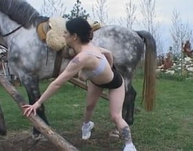 Пегий конь на ранчо выебал распутную девушку
